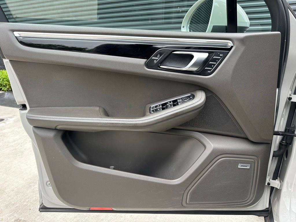 Certified 2019 Porsche Macan S AWD/4WD image 18