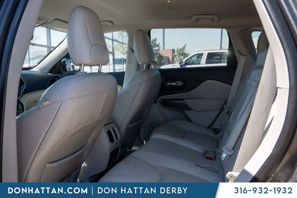 Used 2019 Jeep Cherokee Limited w/ Luxury Group FWD image 18