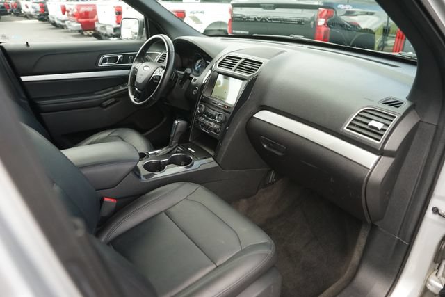 Used 2017 Ford Explorer XLT w/ Equipment Group 202A FWD image 19