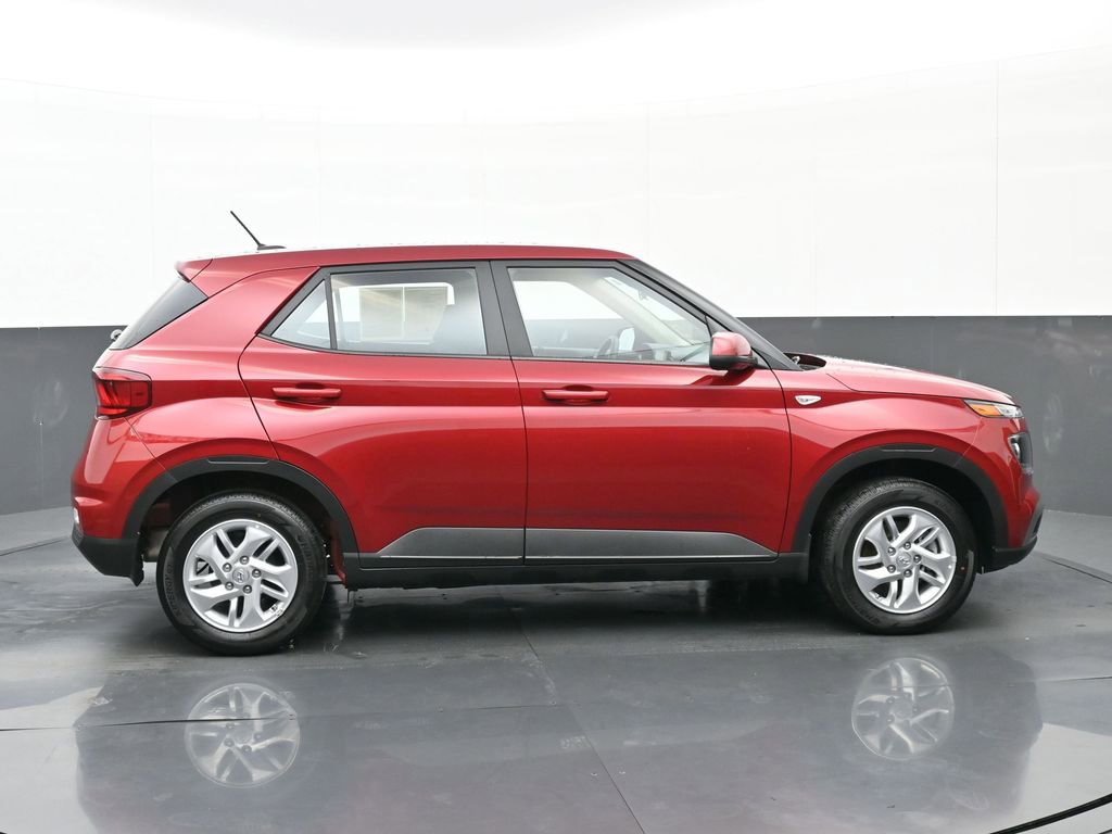 Certified 2025 Hyundai Venue SE image 3