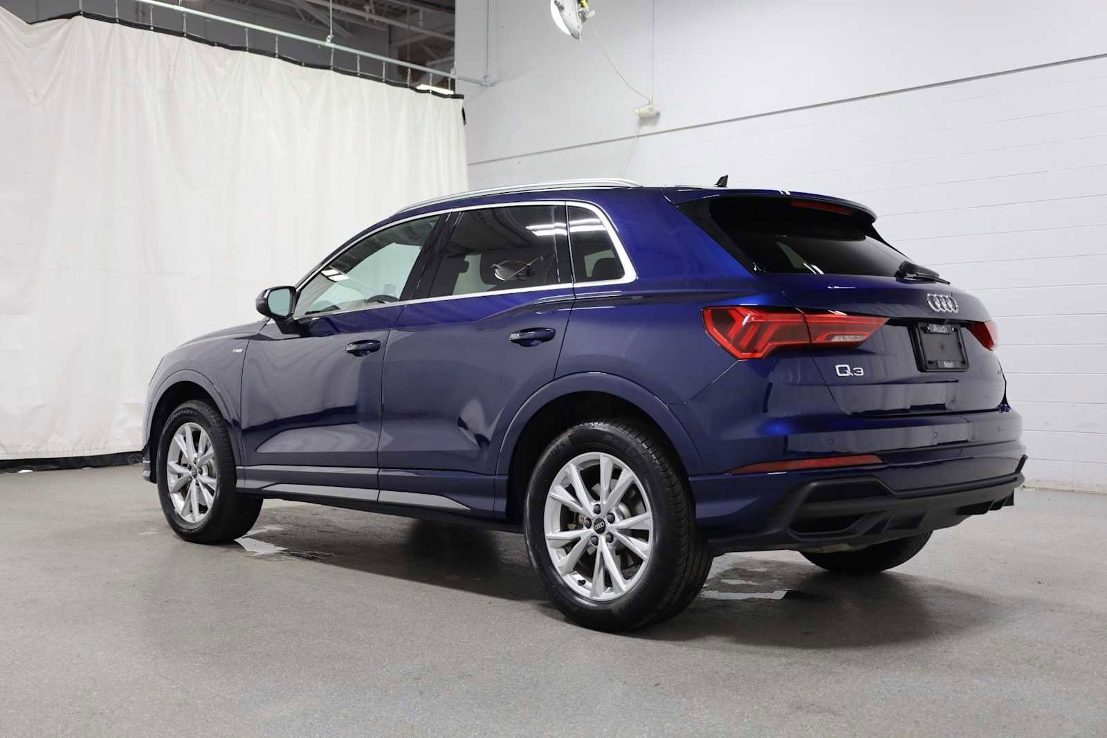 Certified 2025 Audi Q3 2.0T Premium w/ Convenience Package AWD/4WD image 3