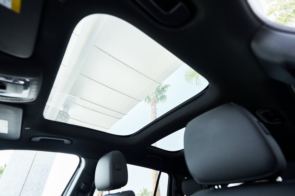 Used 2025 Mercedes-Benz GLB 250 4MATIC w/ Exclusive Package image 31