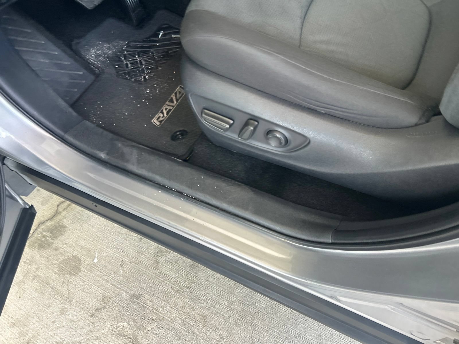 Used 2025 Toyota RAV4 XLE FWD image 20