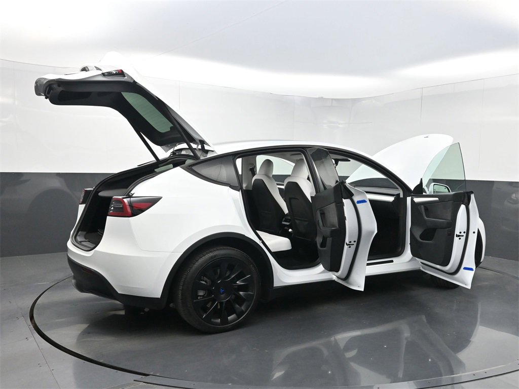Used 2023 Tesla Model Y Long Range image 36