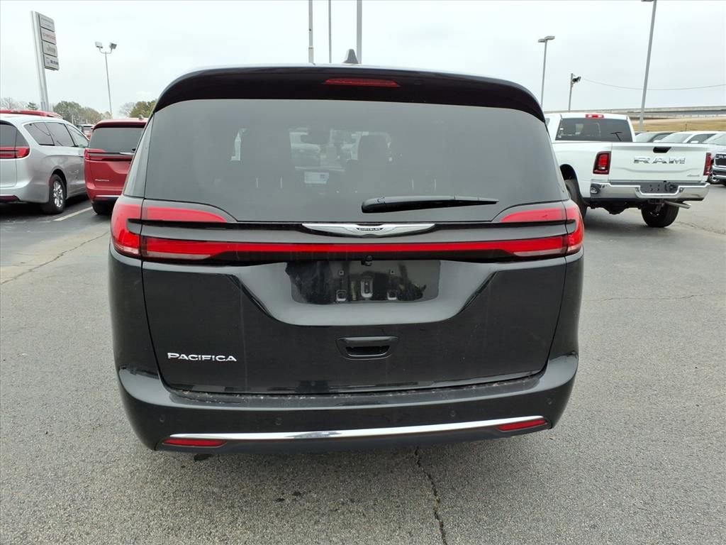 New 2026 Chrysler Pacifica Select image 4