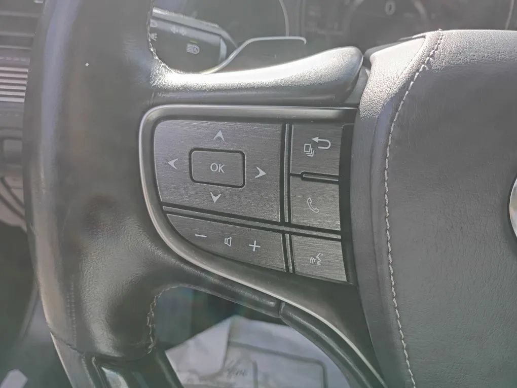 Used 2018 Lexus LS 500 AWD w/ Luxury Package image 18