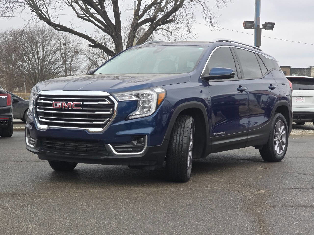Used 2023 GMC Terrain SLT image 2