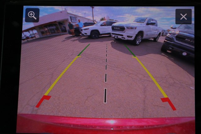 New 2023 Chrysler Pacifica Limited w/ Uconnect Theater Family Group FWD image 30
