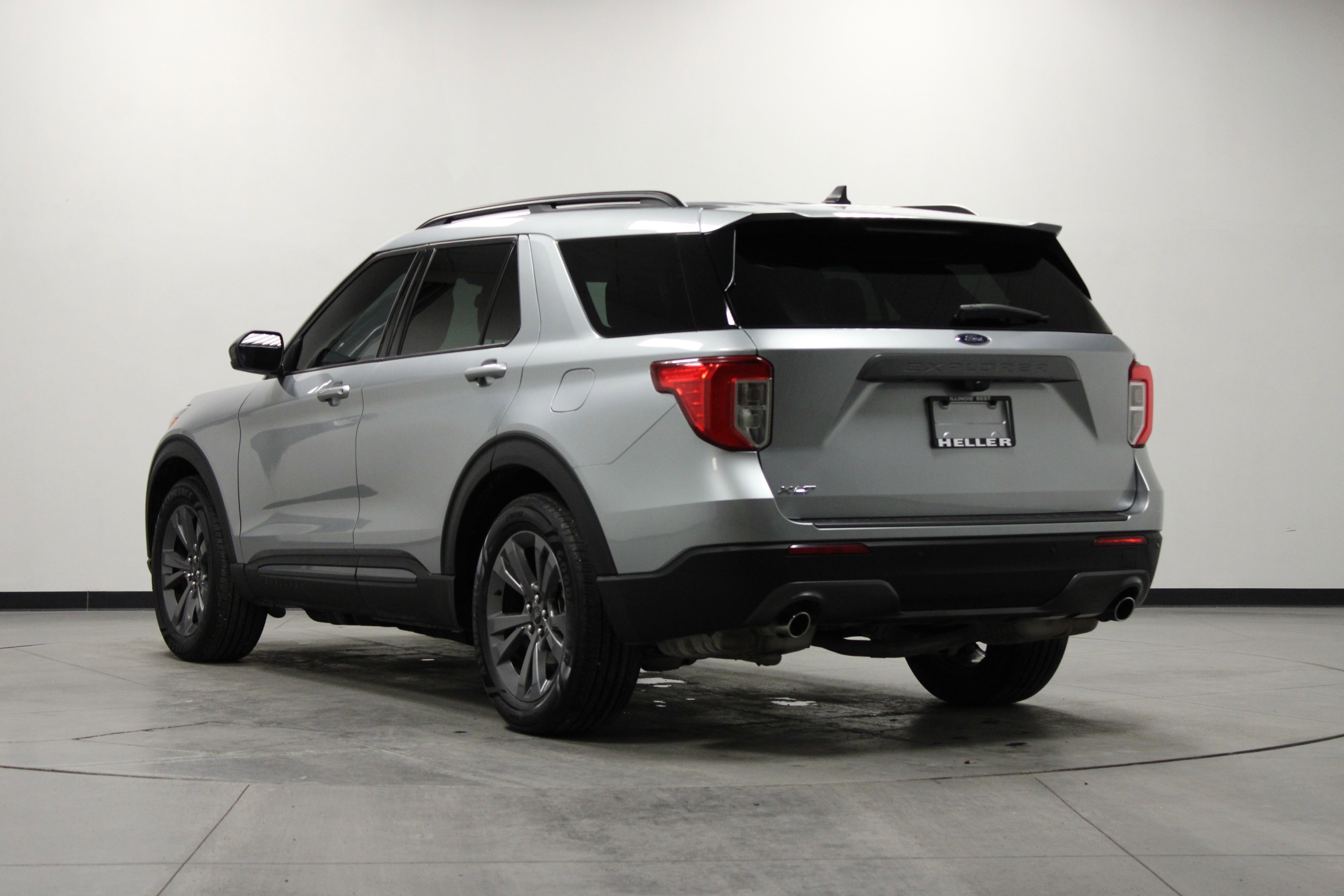 Used 2022 Ford Explorer XLT w/ Equipment Group 202A image 6