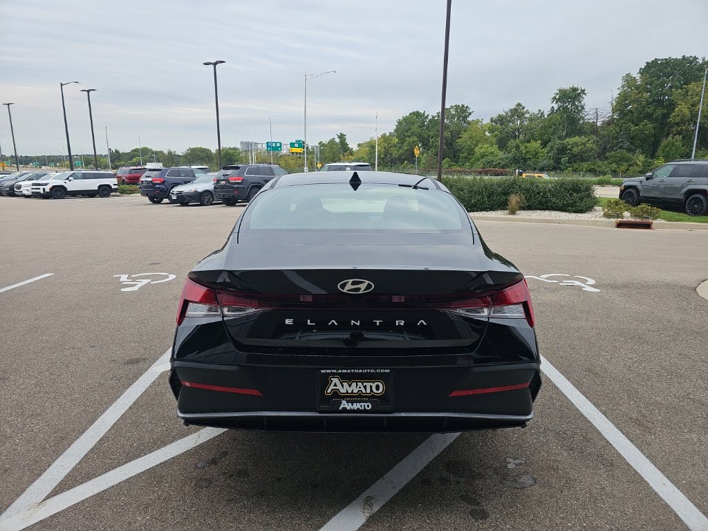 New 2026 Hyundai Elantra SE FWD image 4