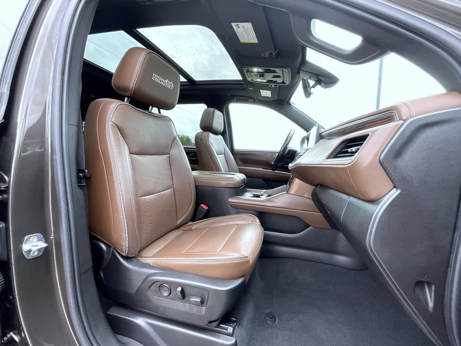 Used 2021 Chevrolet Tahoe High Country w/ Premium Package AWD/4WD image 16