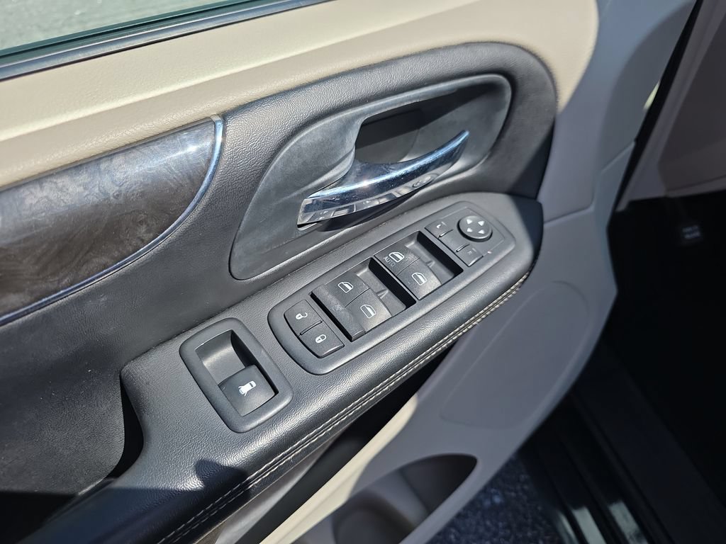 Used 2011 Chrysler Town & Country Touring FWD image 17