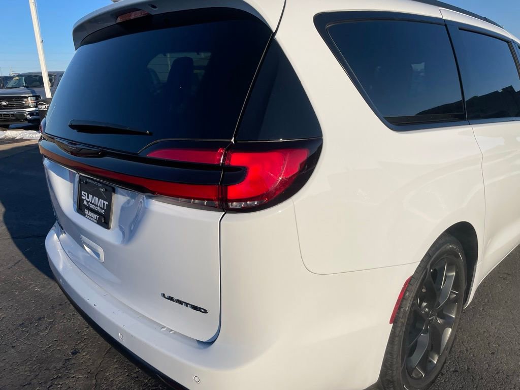 Used 2025 Chrysler Pacifica Limited image 30
