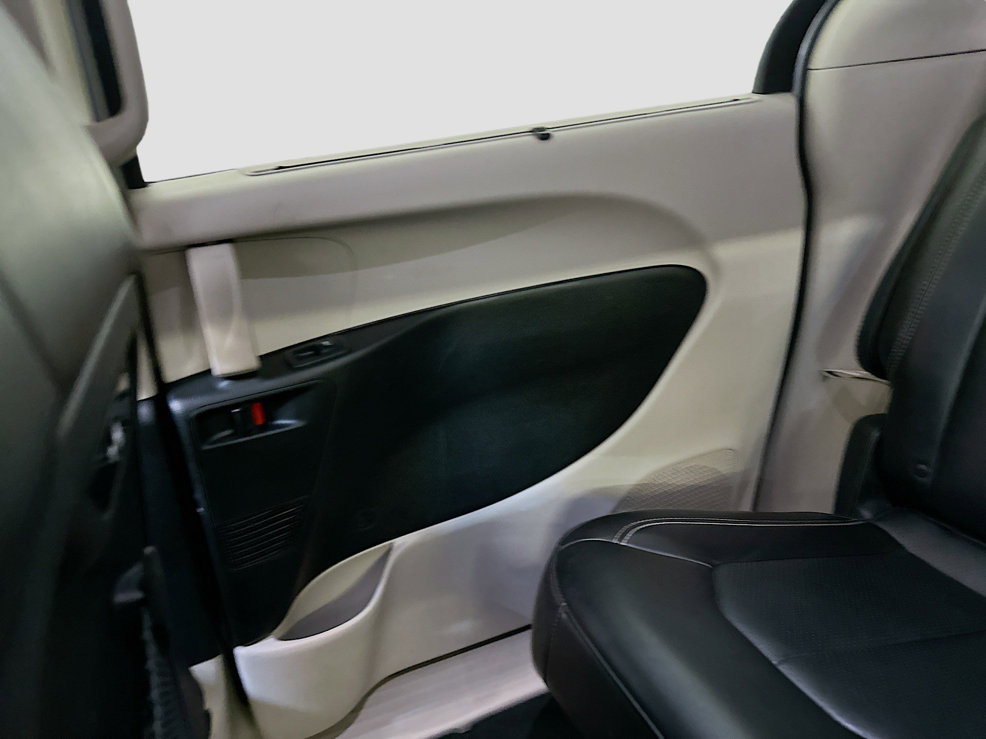 Used 2024 Chrysler Pacifica Touring-L FWD image 32