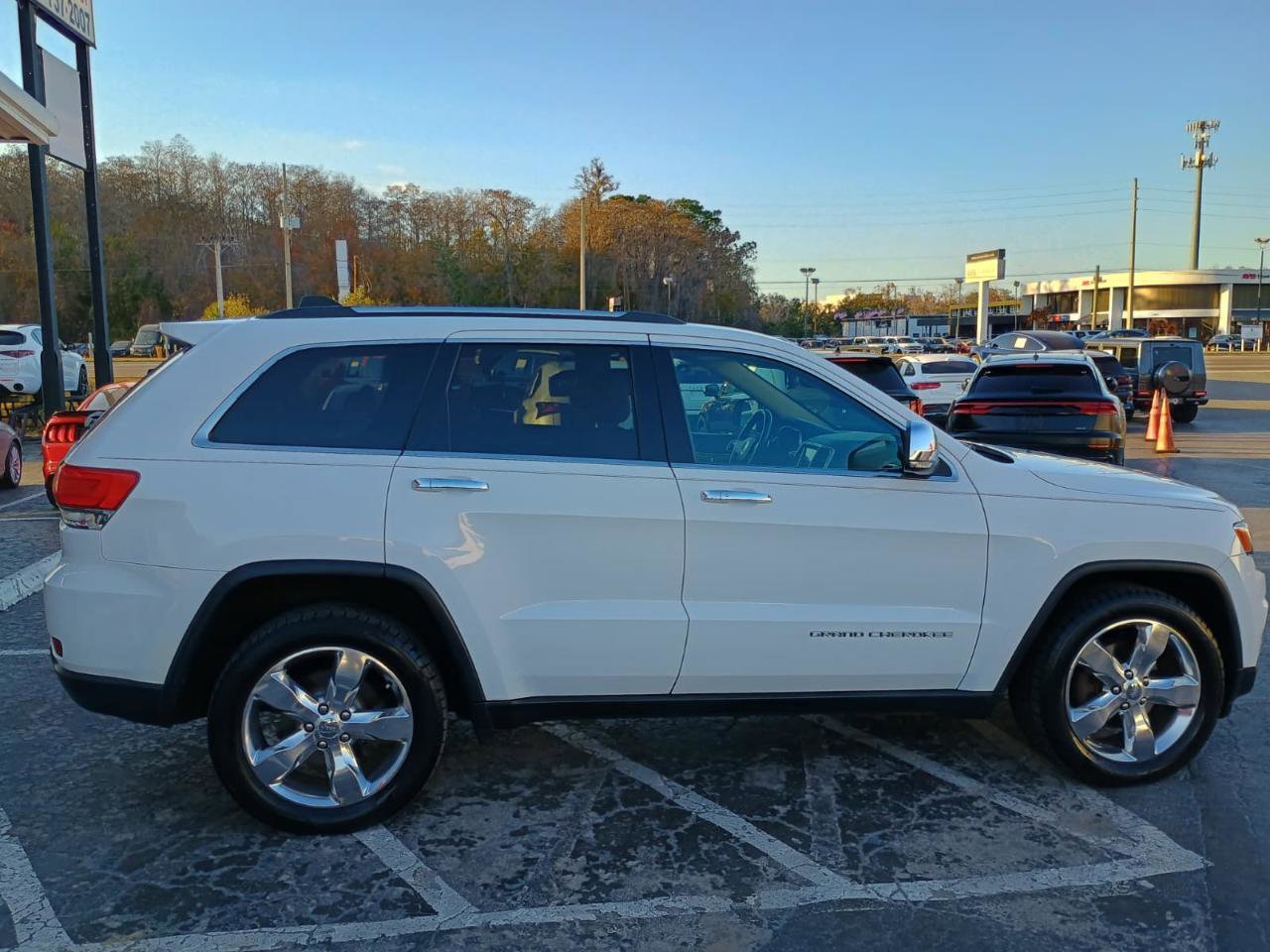 Used 2015 Jeep Grand Cherokee Limited w/ Luxury Group II image 8