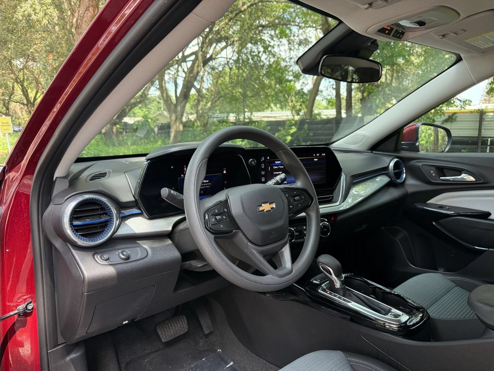Used 2025 Chevrolet Trax LT FWD image 31