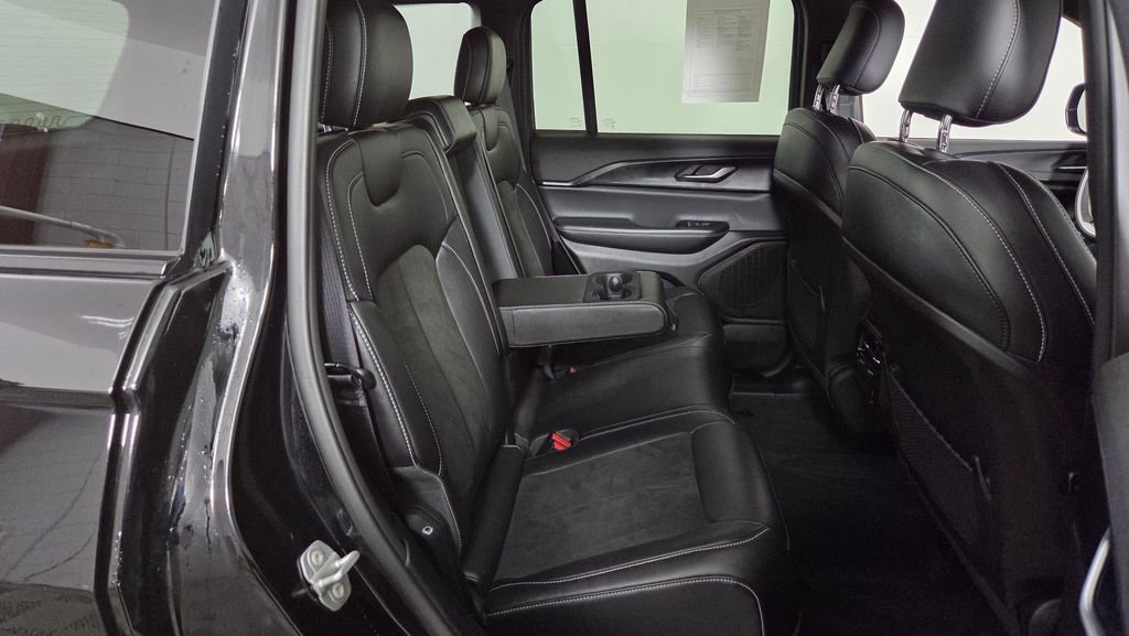 Used 2023 Jeep Grand Cherokee Altitude image 34