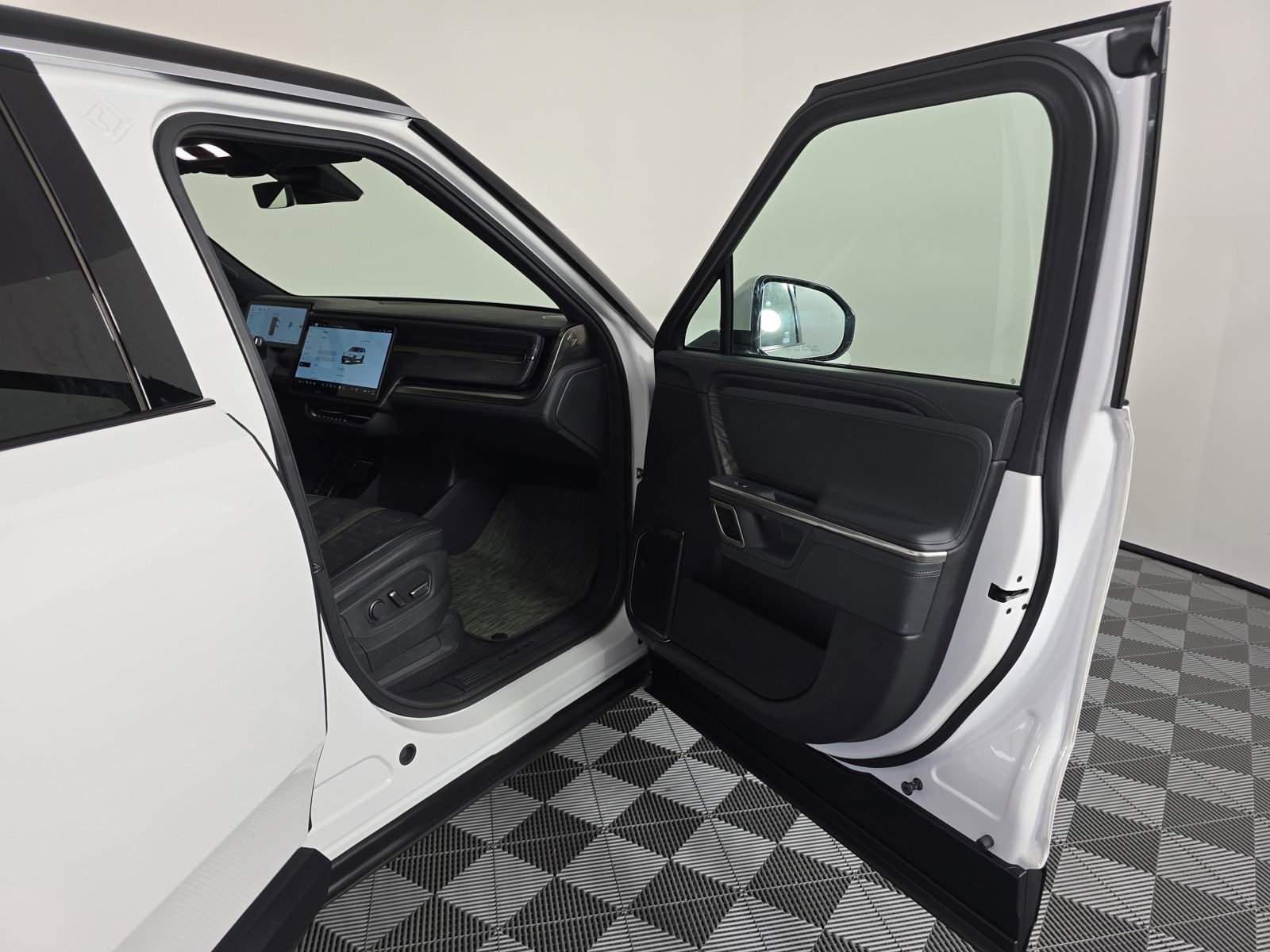 Used 2024 Rivian R1S Adventure AWD/4WD image 18