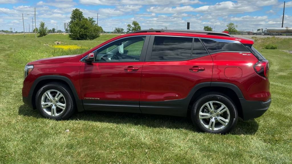 Used 2022 GMC Terrain SLE w/ Driver Convenience Package FWD image 4
