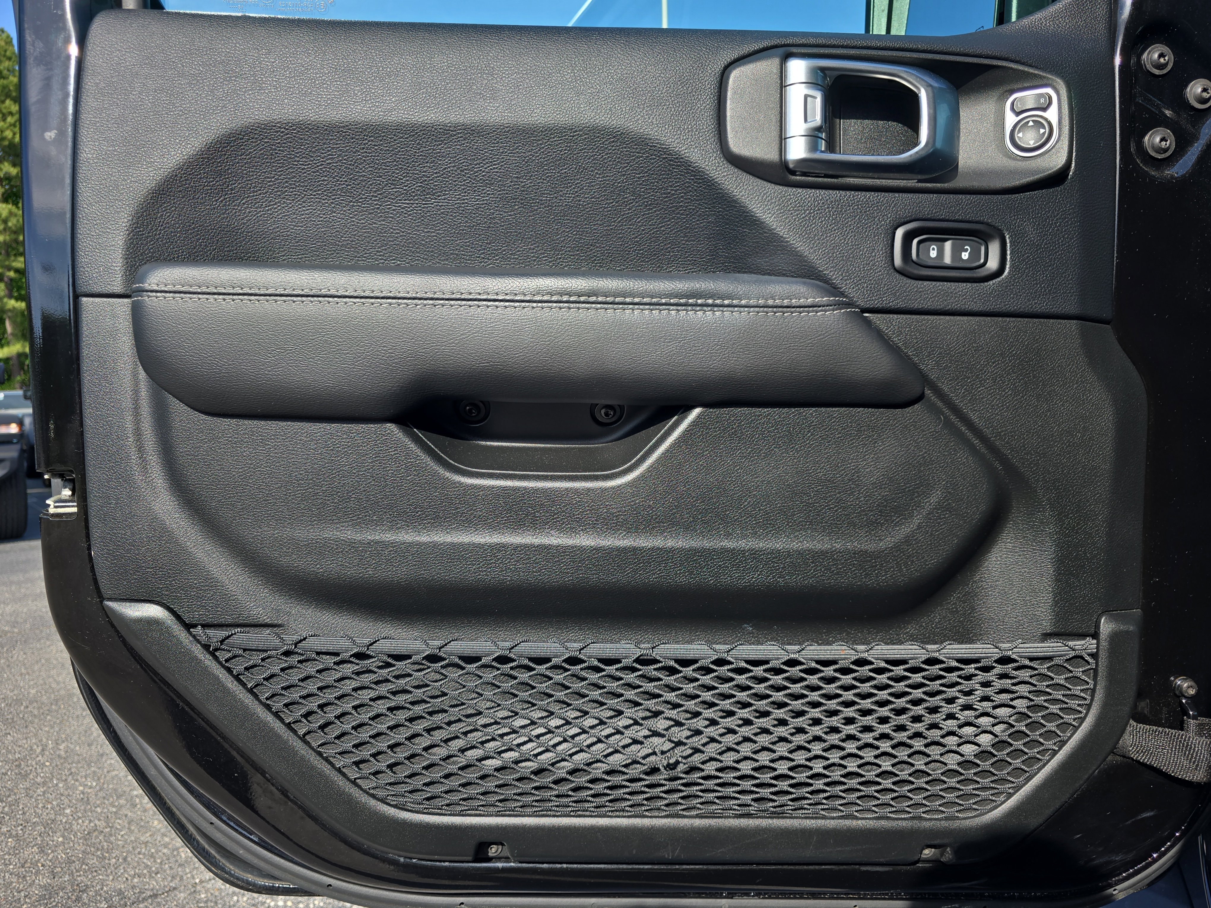 Used 2018 Jeep Wrangler Unlimited Sahara image 26