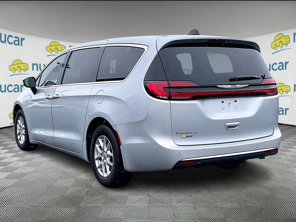 Used 2024 Chrysler Pacifica Touring-L image 4