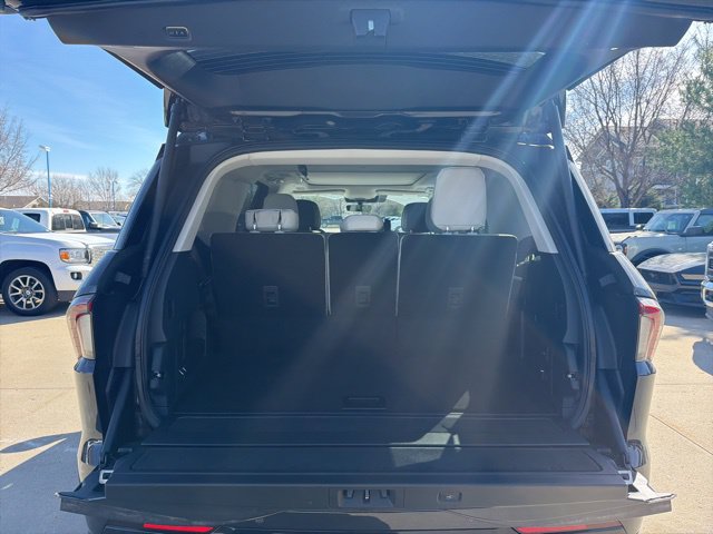 New 2026 Lincoln Navigator Reserve w/ Jet Appearance Package AWD/4WD image 8