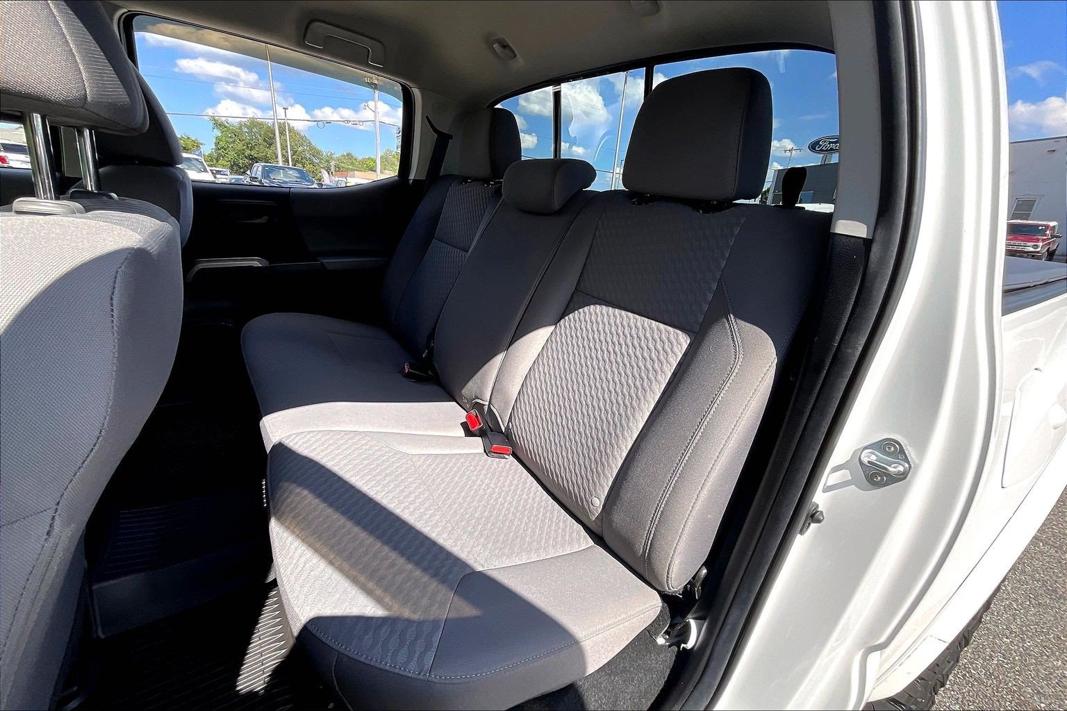 Used 2022 Toyota Tacoma SR5 AWD/4WD image 25