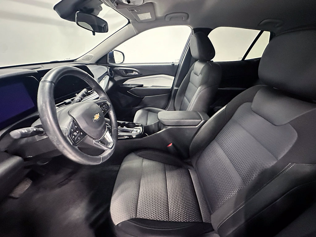 Used 2024 Chevrolet Trax LT w/ Driver Confidence Package FWD image 3