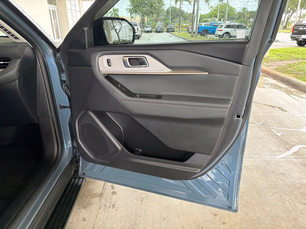 Used 2025 Ford Explorer Active RWD image 28