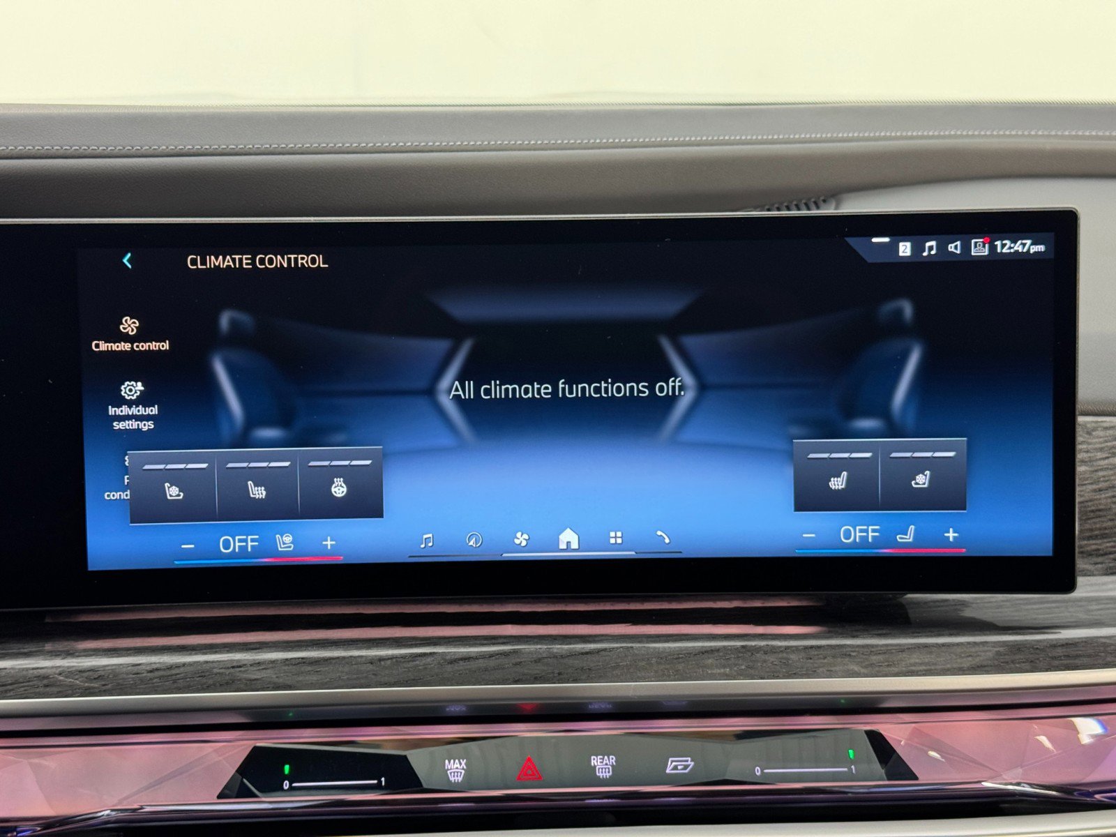 Used 2024 BMW i7 xDrive60 w/ Premium Package image 29