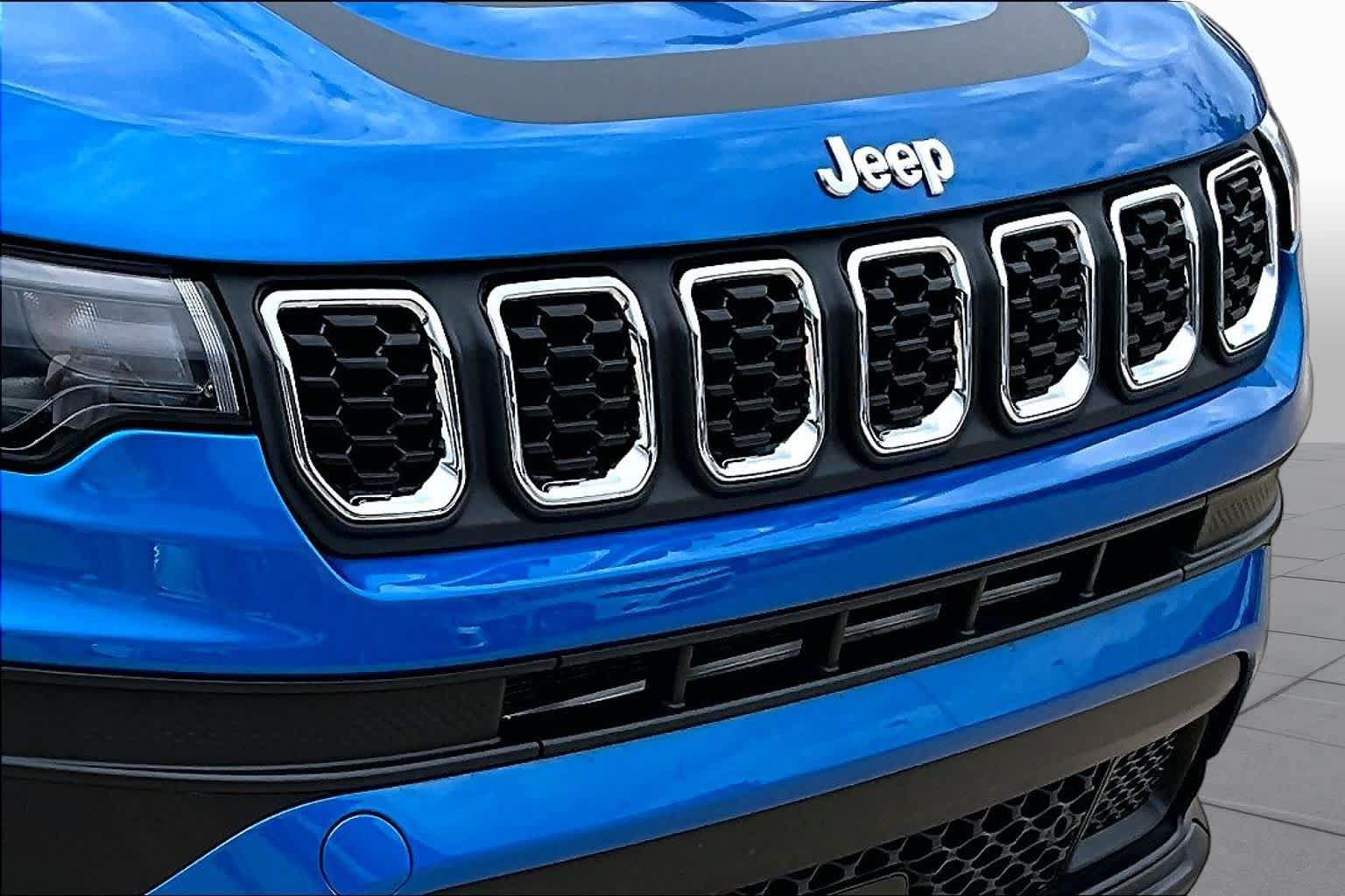 Used 2025 Jeep Compass Sport w/ Mopar Graphics Package AWD/4WD image 30