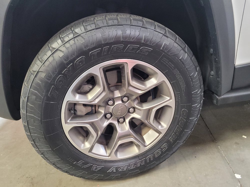 Used 2021 Jeep Cherokee Trailhawk AWD/4WD image 31