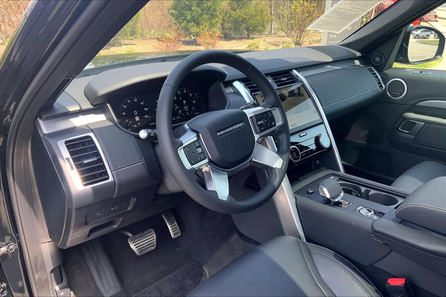 Certified 2025 Land Rover Discovery Dynamic SE AWD/4WD image 17