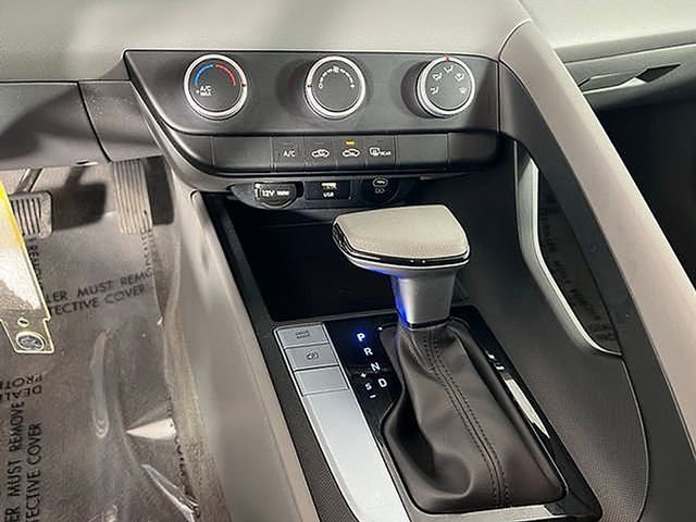 Used 2025 Hyundai Elantra SE image 24