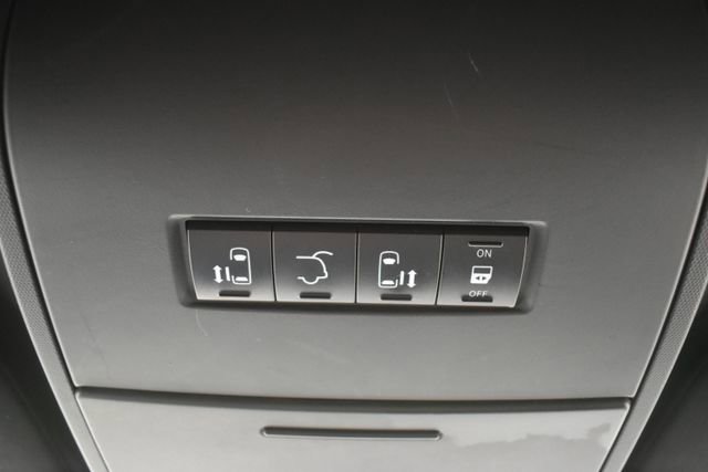 Used 2017 Dodge Grand Caravan SXT w/ Driver Convenience Group image 28