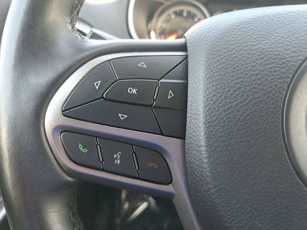 Used 2020 Jeep Cherokee Latitude Plus w/ Cold Weather Group AWD/4WD image 16