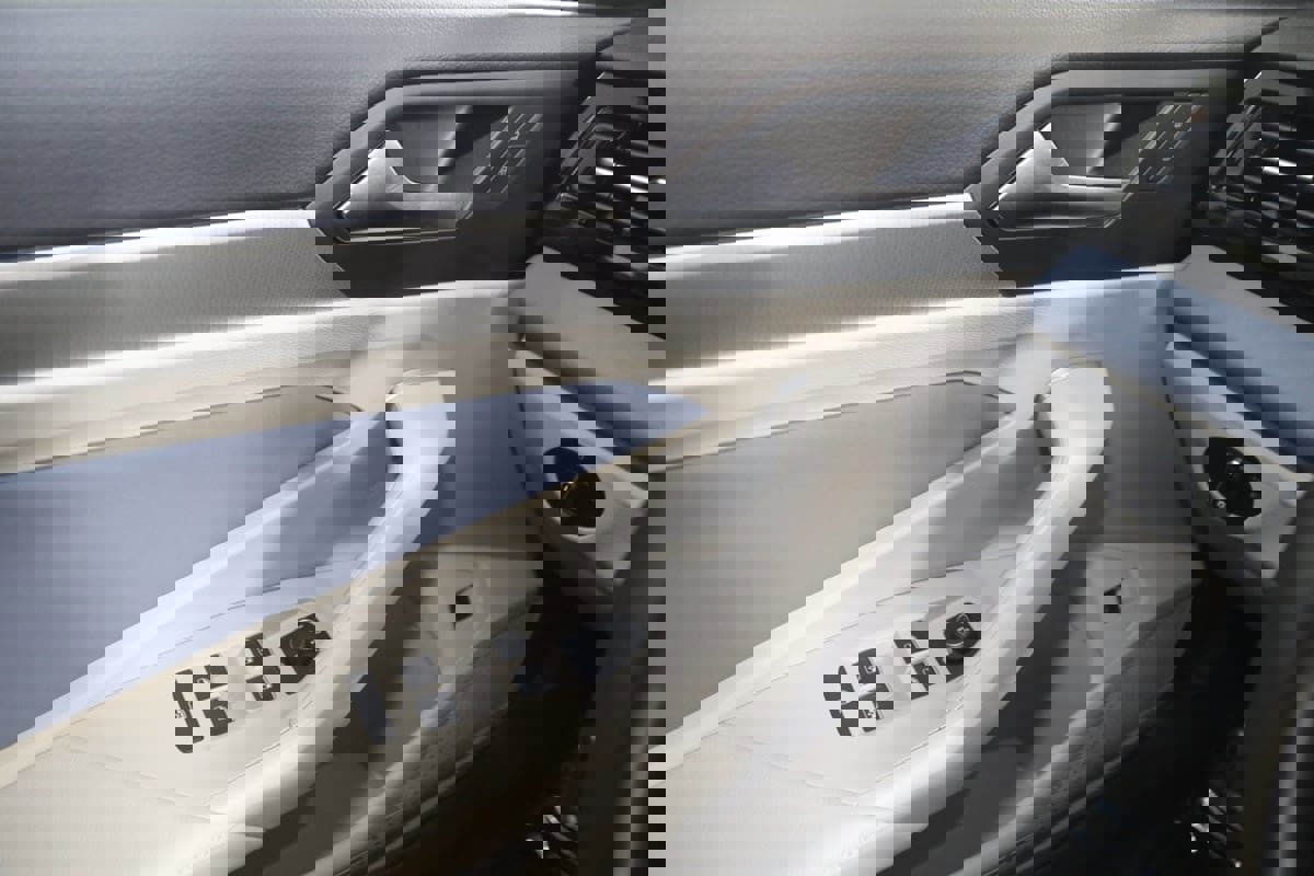 Used 2025 Volkswagen Jetta SE image 27