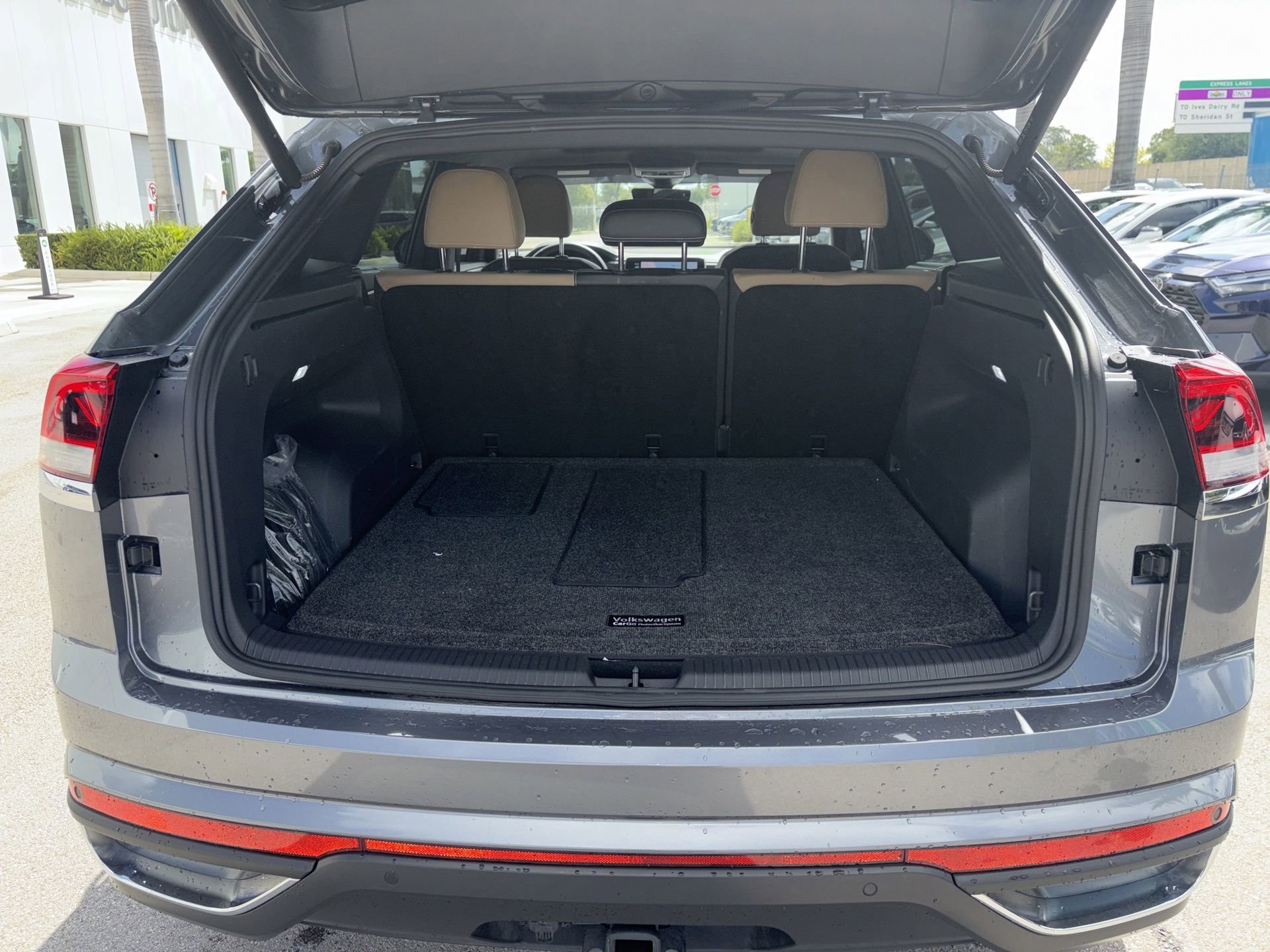 Used 2024 Volkswagen Atlas Cross Sport SE w/ Panoramic Sunroof Package FWD image 6