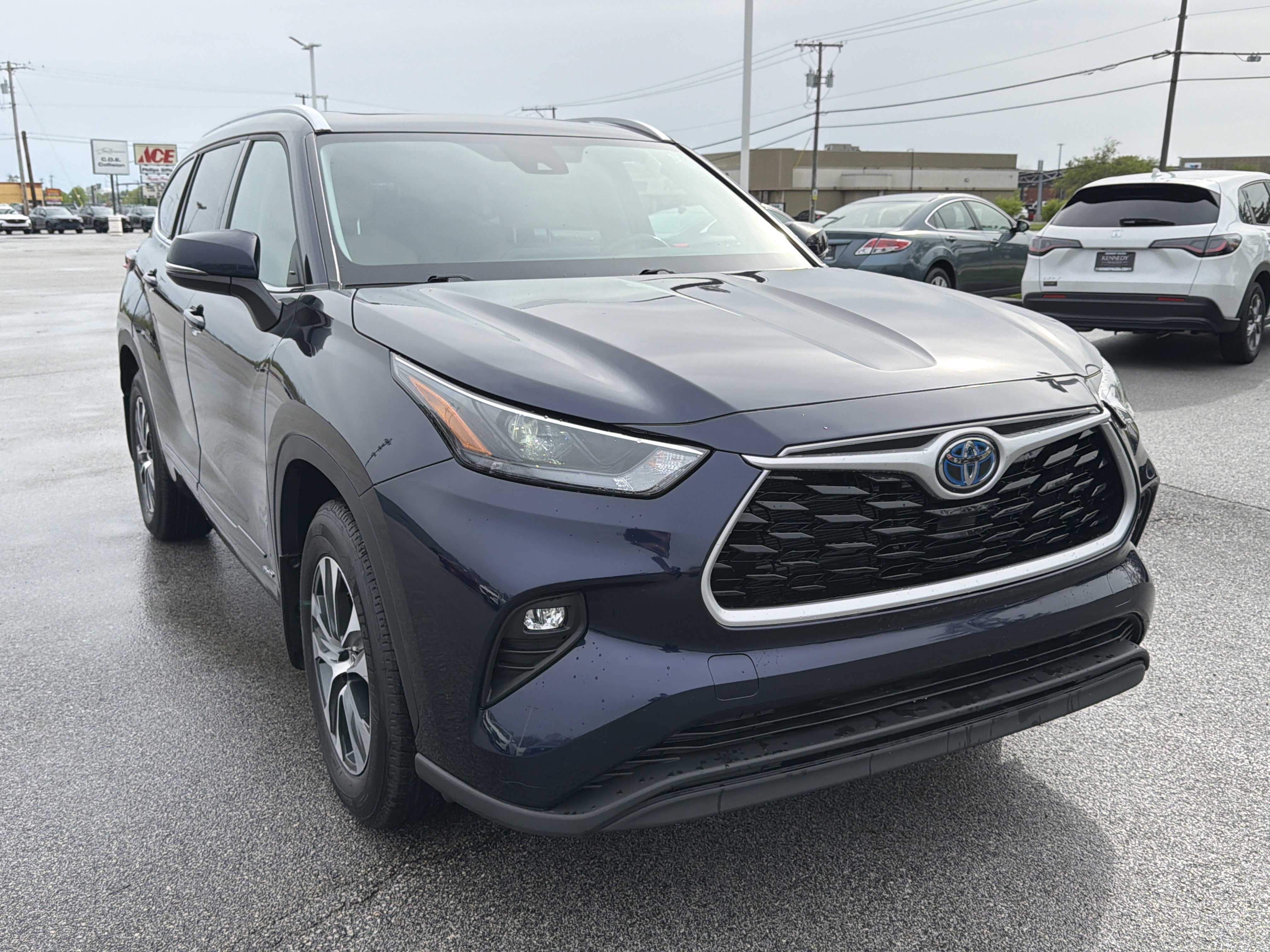 Used 2022 Toyota Highlander XLE AWD/4WD image 1