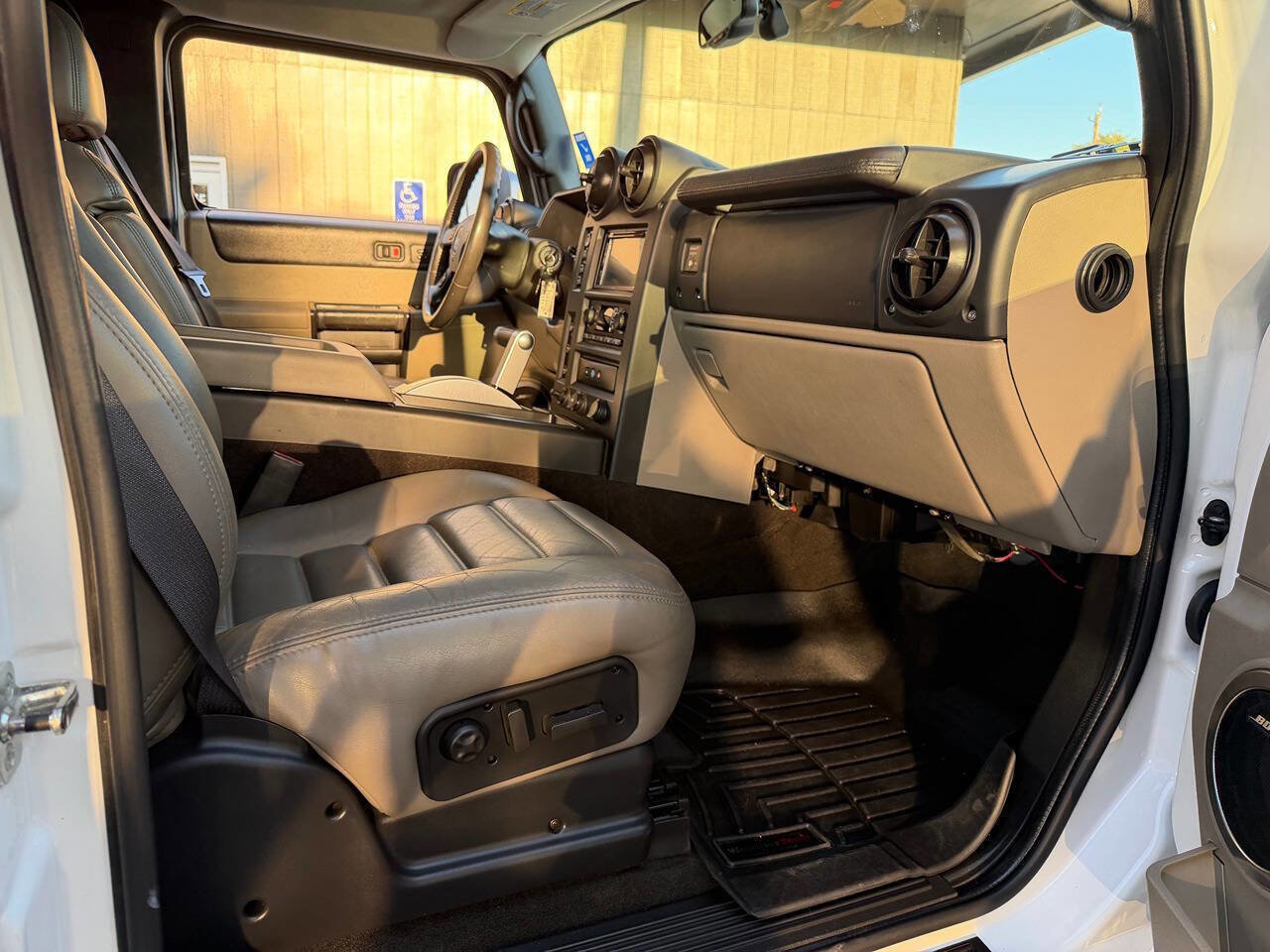 Used 2005 HUMMER H2 SUT w/ Preferred Equipment Group AWD/4WD image 29