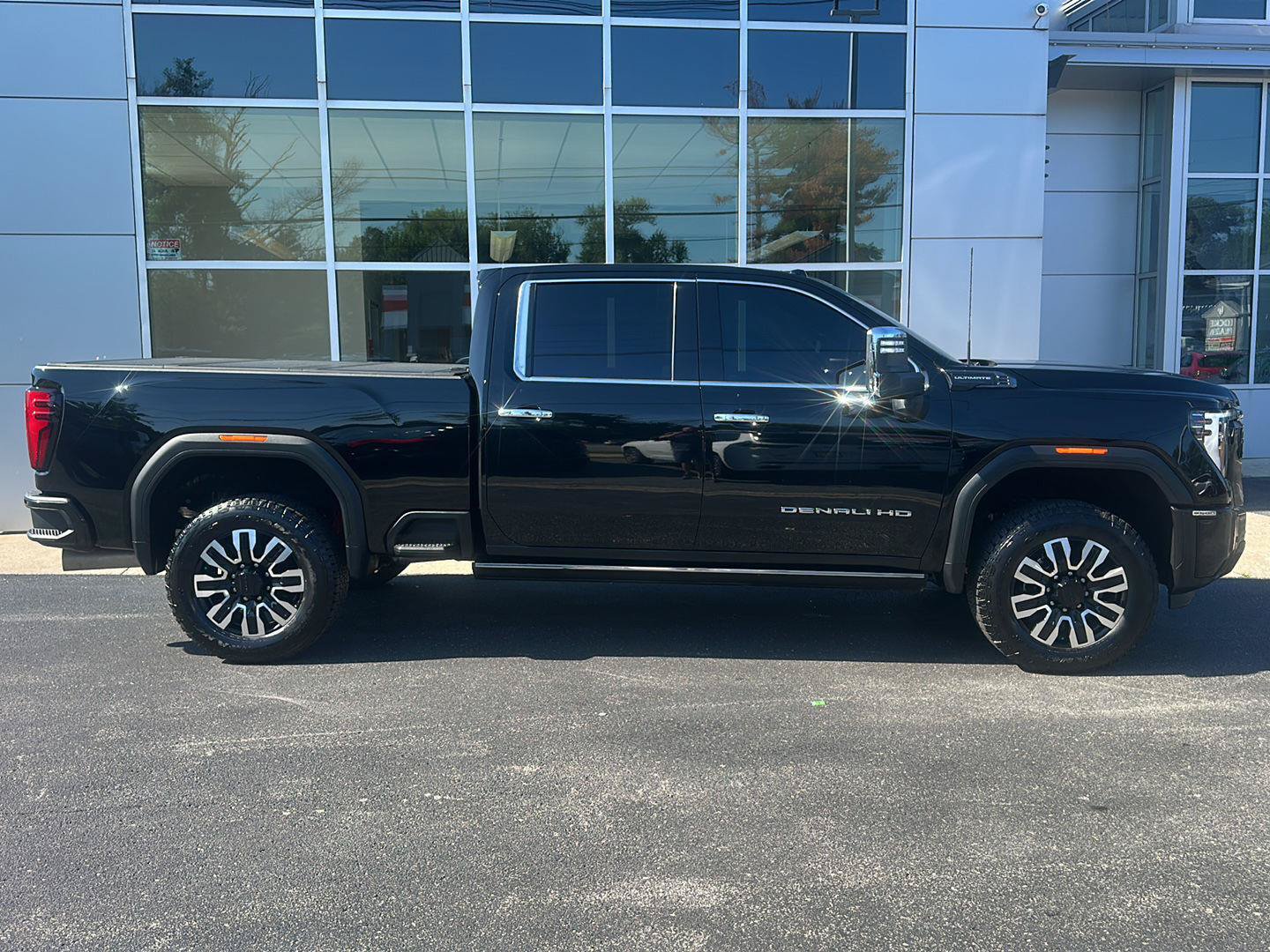 Used 2025 GMC Sierra 3500 Denali Ultimate AWD/4WD image 2