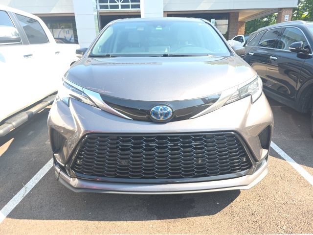 Used 2022 Toyota Sienna XSE w/ XSE Plus Package FWD image 2