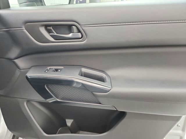 Used 2025 Nissan Pathfinder SV image 46