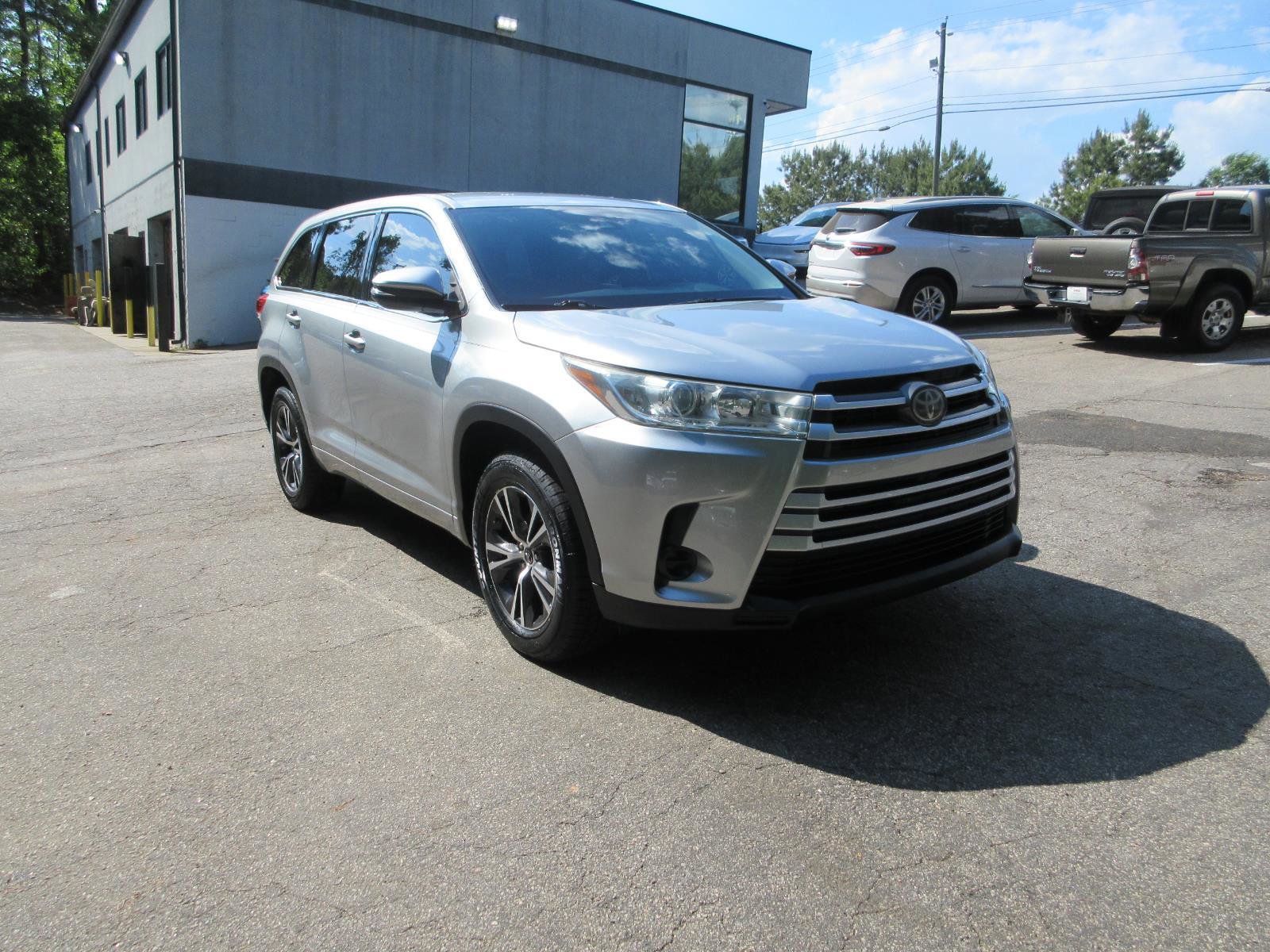 Used 2018 Toyota Highlander LE FWD image 8