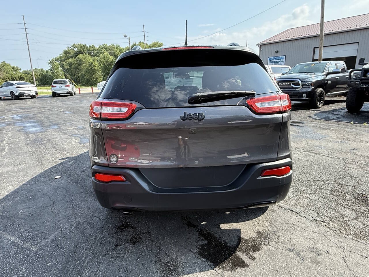 Used 2018 Jeep Cherokee Latitude w/ Altitude Package FWD image 4