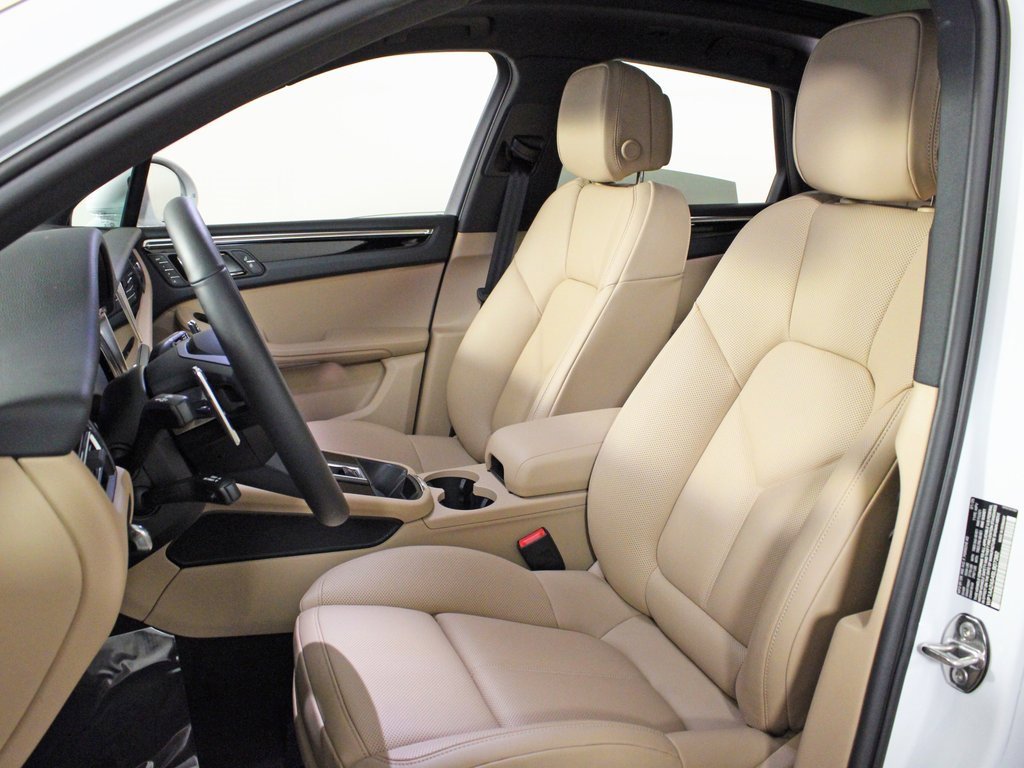 Certified 2025 Porsche Macan image 5