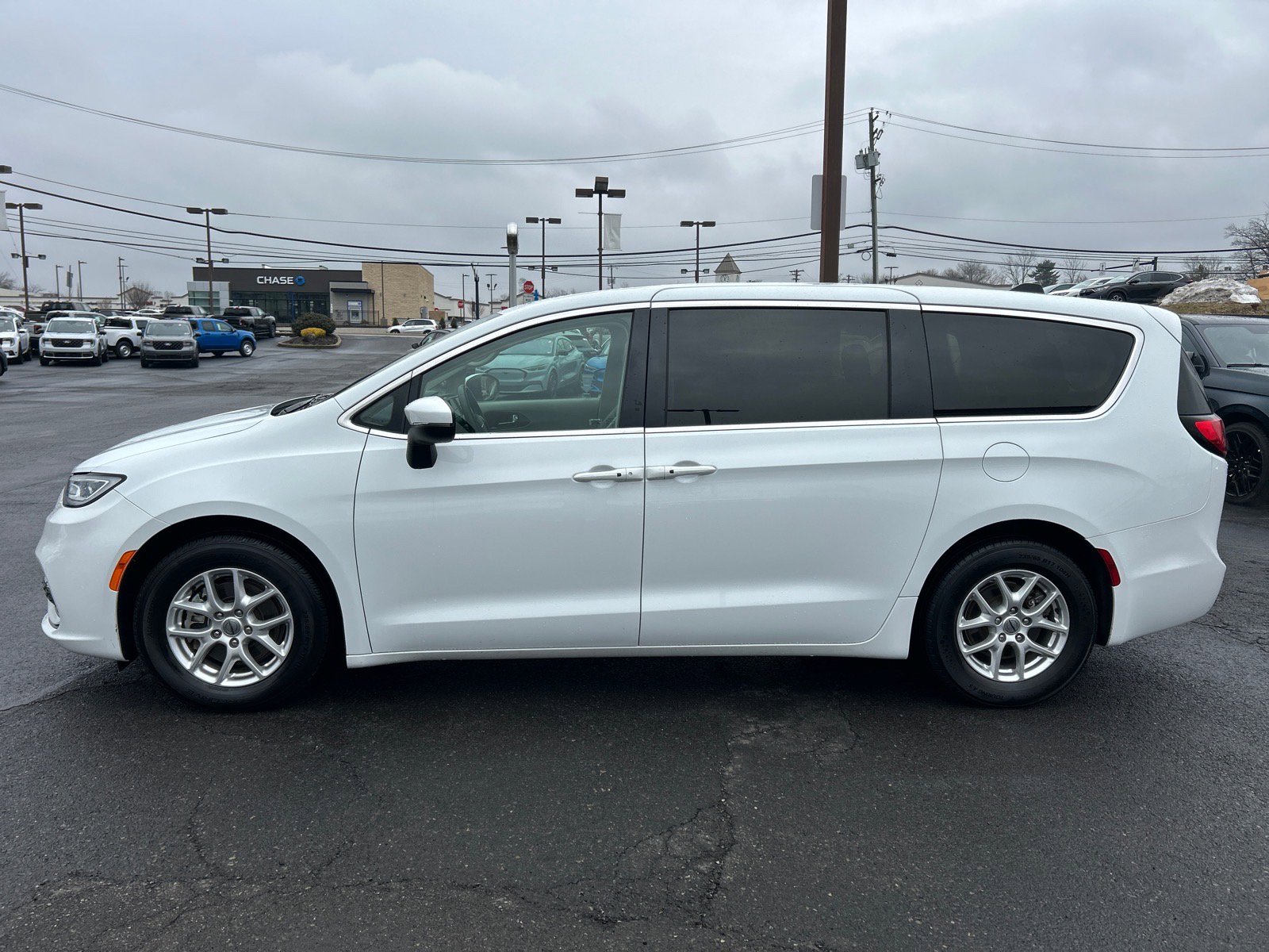 Used 2023 Chrysler Pacifica Touring-L image 4