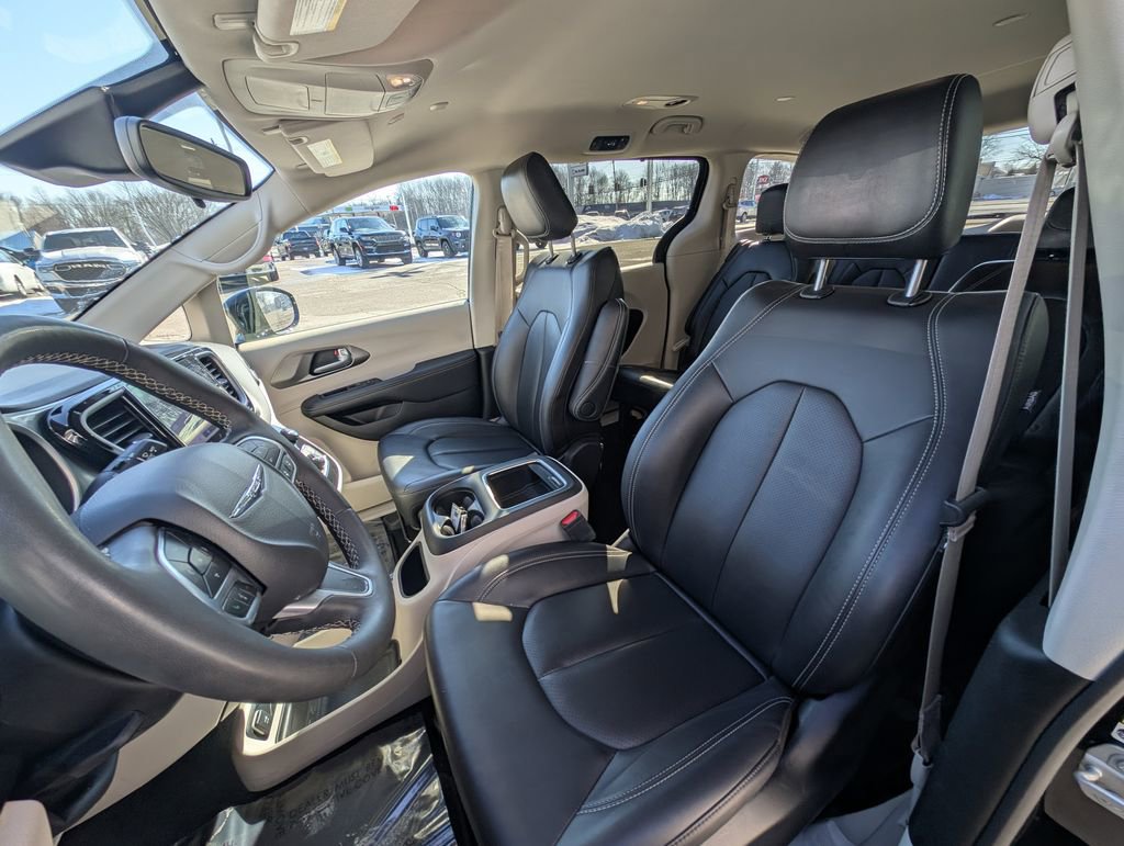 Used 2024 Chrysler Pacifica Touring-L image 13