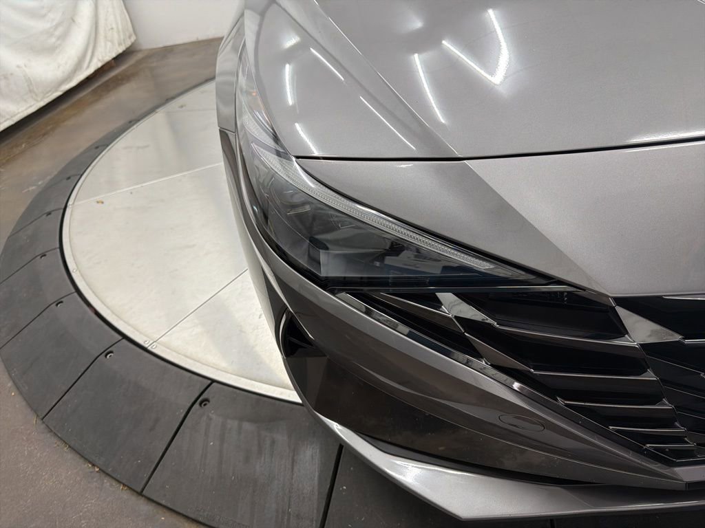 Used 2023 Hyundai Elantra Limited image 10