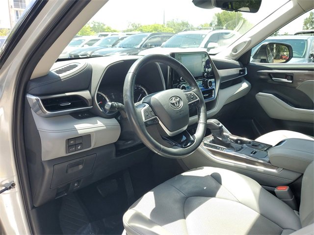 Used 2022 Toyota Highlander Limited image 12